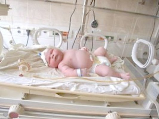 Bebeluş de 5.5 kilograme, adus pe lume la Spitalul Judeţean